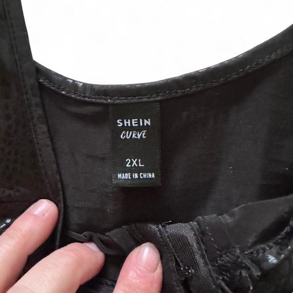 SHEIN Black Croc-Embossed Crop Top - Picture 2 of 3